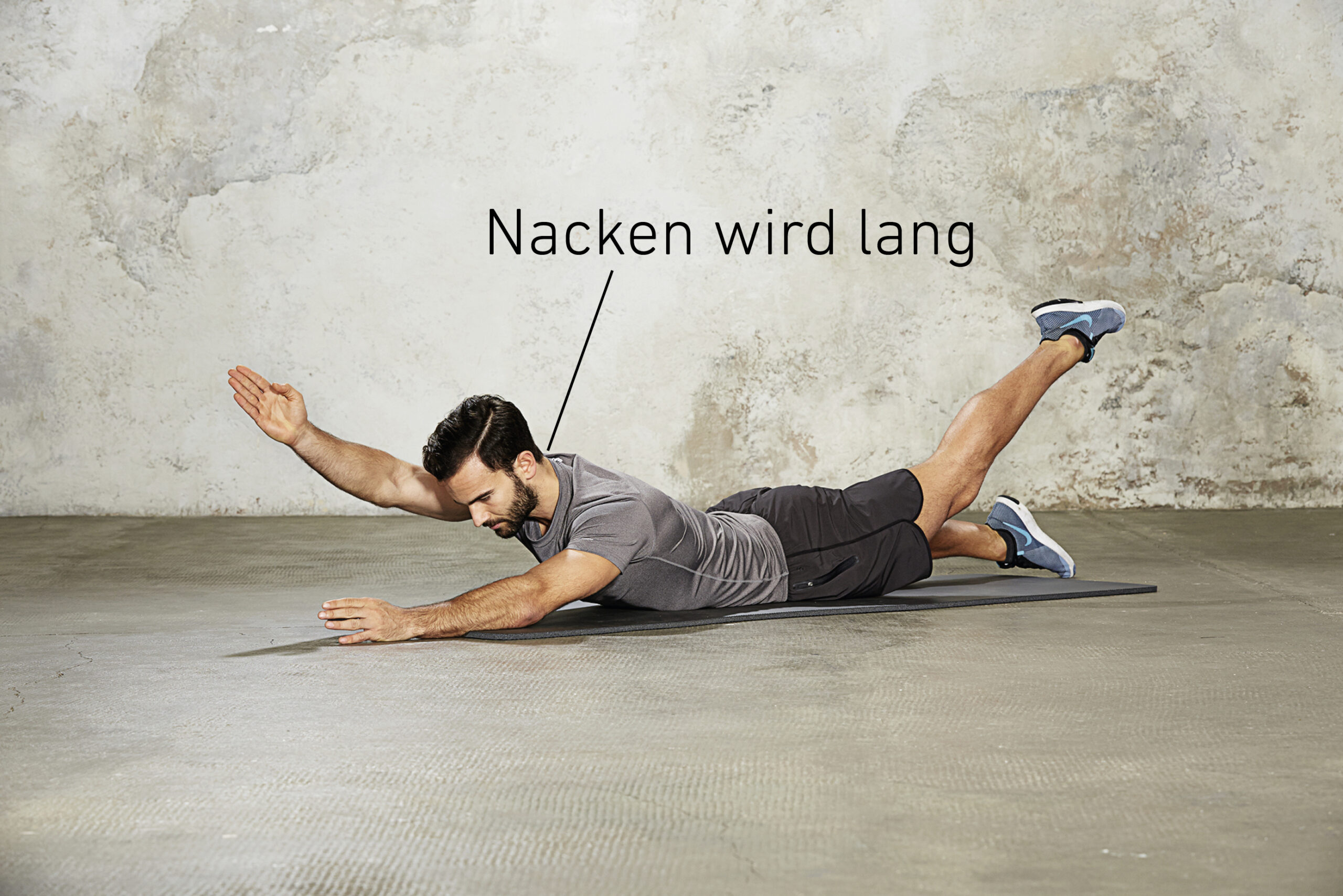 Fitnessübung Diagonales Strecken Bild 1 mit Beschreibung | Sterolsan | A Man's World | Sport & Fitness Fitnessübung Diagonales Strecken Bild 1 mit Beschreibung